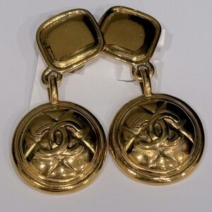 Chanel VINTAGE Gold CC Diamond Shape Dangle Clip-on Earrings excellent condition